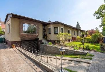 Doppelhaushälfte im Bungalowstil mit Pool, Sauna und ausgebautem Keller - 153 m² Gesamtfläche
