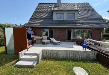 Provisionsfrei! Strandnahes freistehendes Haus, saniert mit neuem Dach+Fenstern, Sauna, Bädern und neu angelegtem Garten mit Friesenwall am Wäldchen!