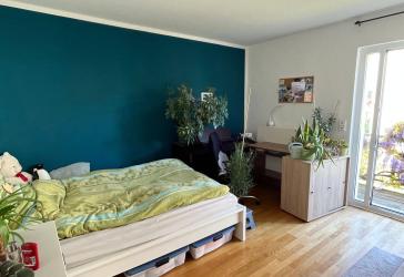 Großes WG-Zimmer mit Balkon