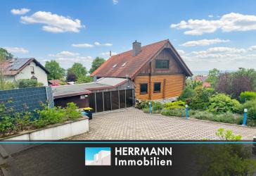 Idyllisches Blockhaus in Hanglage - Exklusives Wohnen mit Traumgarten und Teichanlage