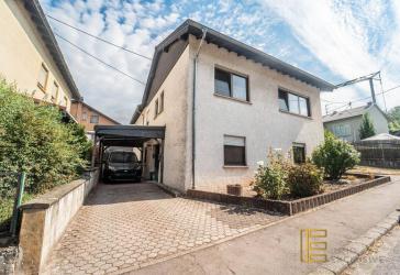 Geräumiges Einfamilienhaus mit Garten und Garage