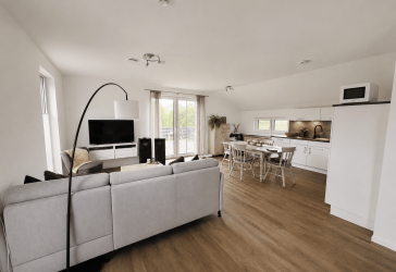 Moderne Dachgeschosswohnung mit großer Dachterrasse, Carport und Einbauküche – Provisionsfrei
