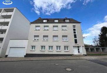 Modernisiertes Mehrfamilienhaus mit drei Wohneinheiten, Terrasse, Balkon & 5 Garagen