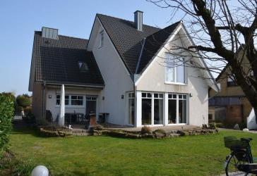 Modernisiertes Familienhaus mit großem Süd-West-Garten, Photovoltaik und Wärmepumpe