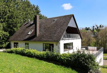 Provisionsfrei: Schleidweiler - Großzügiges Wohnhaus mit zwei Wohneinheiten und Weitblick