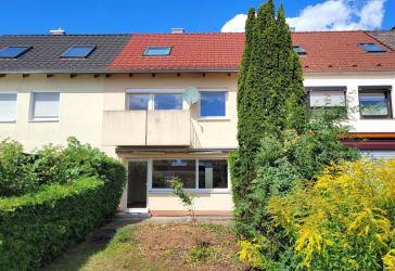 Ein bezahlbares Haus für die junge Familie! Geräumiges Reihenhaus mit Garten und Garage in ruhiger Wohnlage von Tennenlohe