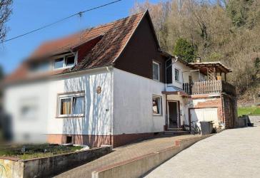 Doppelhaushälfte mit Garten und Stellplatz - mit Renovierungsbedarf