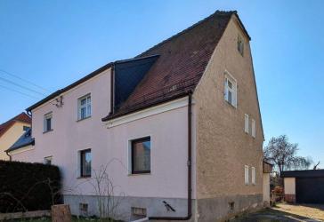 Doppelhaushälfte mit Garage und Nebengelass - Sanierungsobjekt mit Potenzial