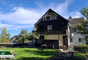 schönes Zweifamilienhaus mit traumhaftem Grundstück und drei Garagen