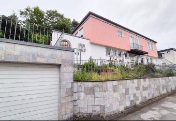 Großzügiges Familiendomizil mit traumhaftem Weitblick – Ihr neues Zuhause in bester Hanglage von Höchberg!