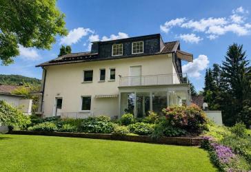 Zweifamilienhaus mit großem Garten in ruhiger, grüner und trotzdem zentraler Lage