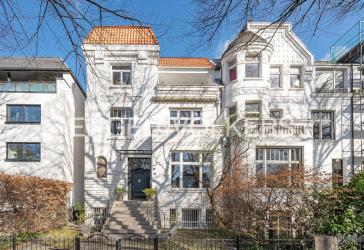 Charmante Stadtvilla am Isebekkanal mit großem Garten und Stellplätzen