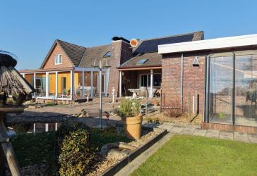 Großes Wohnhaus mit ca. 75m² Wintergarten inkl. Schwimmbad mit zwei Garagen und vielen Extras!