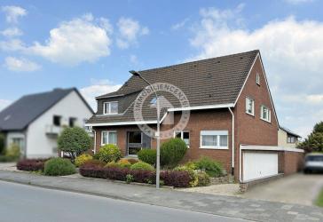 Großzügig Wohnen und Leben - freistehendes 2-Familienhaus mit 2 Garagen und Garten