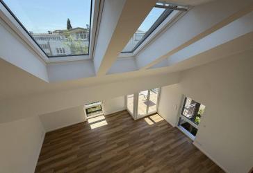 Renovierte Dachgeschosswohnung mit Südwestbalkon und großzügigem Zuschnitt