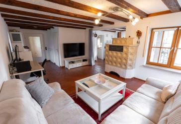 -= 5-Zimmer-Maisonettewohnung im Herzen des Outletcenters Metzingen =-