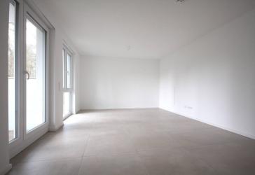 Schöne 2-Zimmer-Erdgeschosswohnung mit TG-Stellplatz, Balkon und Fahrstuhl in Wald- und Seenähe!