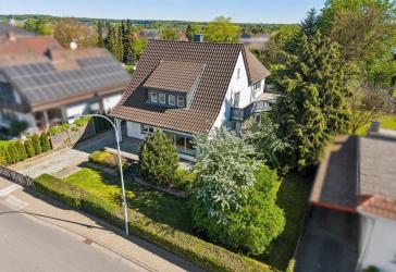 Großzügiges Ein-/Zweifamilienhaus mit weitläufigem Grundstück und vielfältigen Nutzungsmöglichkeiten