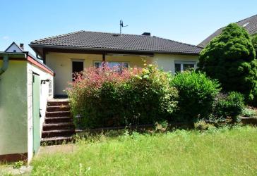 Wohnen auf einer Ebene: Bungalow mit Garage und großzügigem Garten in ruhiger Lage