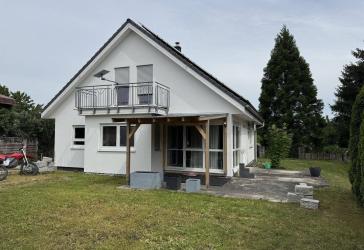 Familienfreundliches Einfamilienhaus mit viel Platz, großem Garten und freistehender Garage