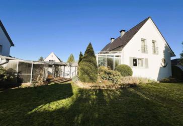Freistehendes Einfamilienhaus in beliebter Lage in Soest mit Garten, Wintergarten und drei Garagen