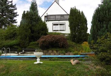 Freistehendes Einfamilienhaus mit Garagen, Pool und großem Wohnmobilcarport in exponierter Höhenlage von Greiz zu ver...