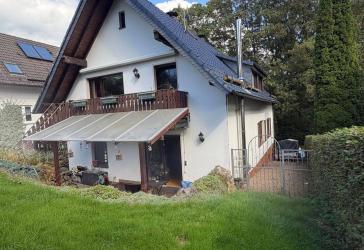 Großzügiger Einfamilienhaus mit Sauna und Gartenbar überdacht
