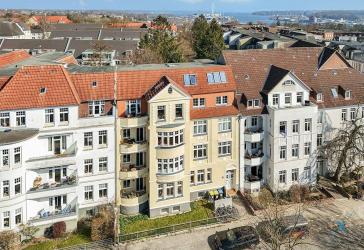 Stilvolles Mehrfamilienhaus mit 7 Wohneinheiten, Balkonen, Altbaucharme & stabiler Rendite