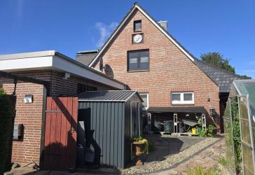 Modernisiertes verbundenes EFH mit Kaminofen, Süd- Terrasse und Garage in beliebter Ortslage