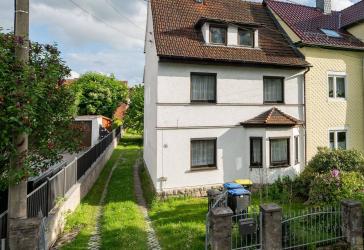 Charmantes Reihenendhaus mit großem Grundstück und Nebengelass am Fuße des Petersbergs in Eisenach