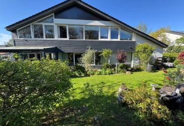 Modernisiertes Wohnhaus mit zusätzlicher Gewerbeeinheit + Top-Energiepaket (WP + PV + Speicher)