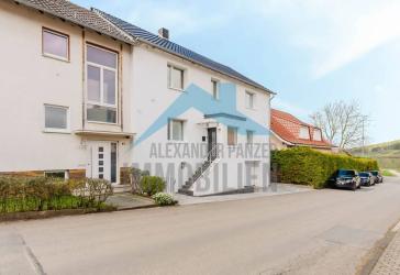 Modernisierte Doppelhaushälfte mit Keller in Feldrandlage von Habichtswald!