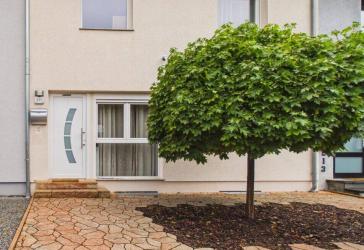 Gepflegtes Reihenmittelhaus mit Garage, Garten und vielseitig nutzbarem Untergeschoss