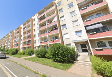 Familienfreundliche 6-Zimmer-Wohnung mit Balkon in Zwickau, Neuplanitz