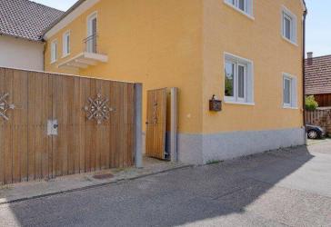 Hofanwesen in Dreiseithof-Anordnung mit geschlossenem, sichtgeschütztem Innenhof