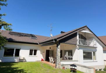 Sehr besonderes Zweifamilienhaus mit Pool, Sauna und traumhaftem Garten