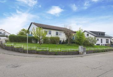 Wohnen auf einer Ebene in ruhiger Lage - mit Balkon, Garten u. Doppelgarage!