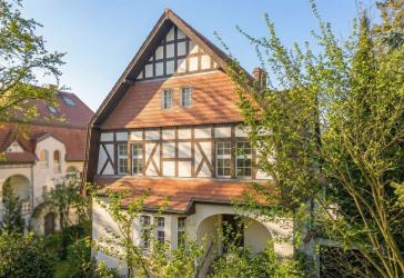 Stilvolle Landhausvilla mit großem Grundstück nahe dem Fischtalpark