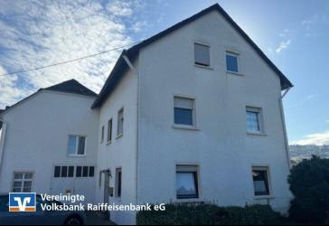 Wohnhaus mit Nebengebäuden und zusätzlicher Wohnung
