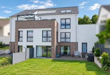 Haus-im-Haus-Gefühl KFW 55: Moderne Garten-Maisonette über zwei Ebenen