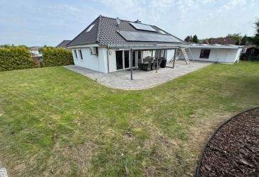 Großzügiges Einfamilienhaus mit TOP Ausstattung sowie Solar und Photovolaikanlage mit Speicher und Klimaanlagen von Privat