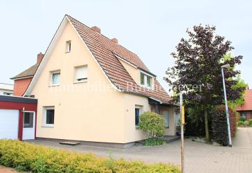 Familienfreundliches Einfamilienhaus mit großzügigem Grundstück und idyllischer Garten-Oase