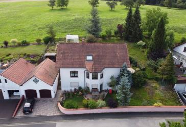 Großes Haus mit vielen Möglichkeiten in ruhiger Lage