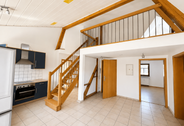 Kernsanierte 3,5 - 4-Zimmer-Galeriewohnung mit EBK, Balkon und gemeinschaftlichem Garten