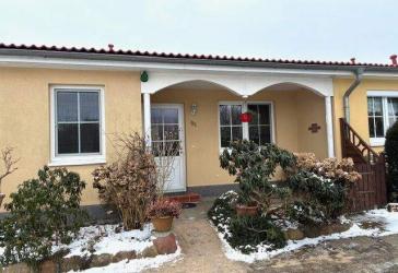 Gepflegtes, barrierefreies Reihenmittelhaus im Bungalowstil mit Wintergarten und Doppelcarport