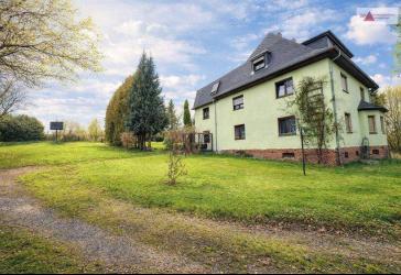 Burgstädt bei Chemnitz: Zweifamilienhaus mit Einliegerwohnung, Garage & 3.420 m² Garten im Grünen