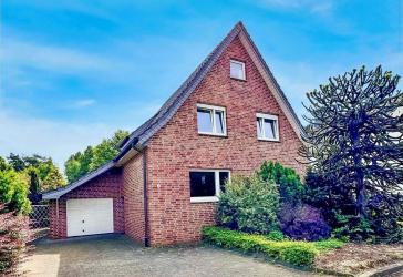 Familienfreundliches Haus mit schönem Garten, zwei Garagen und großer Werkstatt