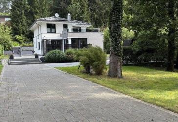 Haus sucht Familie-lichtdurchflutete Stadtvilla auf großem Grundstück