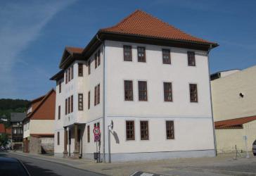 Freistehendes, stilvolles Mehrfamilienhaus (Einzeldenkmal).