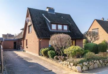 Zwei Doppelhaushälften (90m² + 130m²) mit Baugrundstück (ca. 400m²).